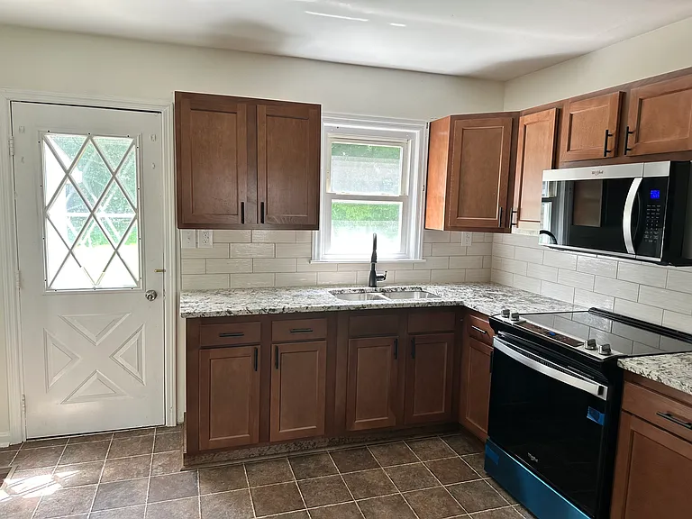2624 Runway Ave — Photo 14