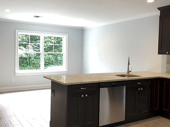 5th image of 53 Crest St Unit 3