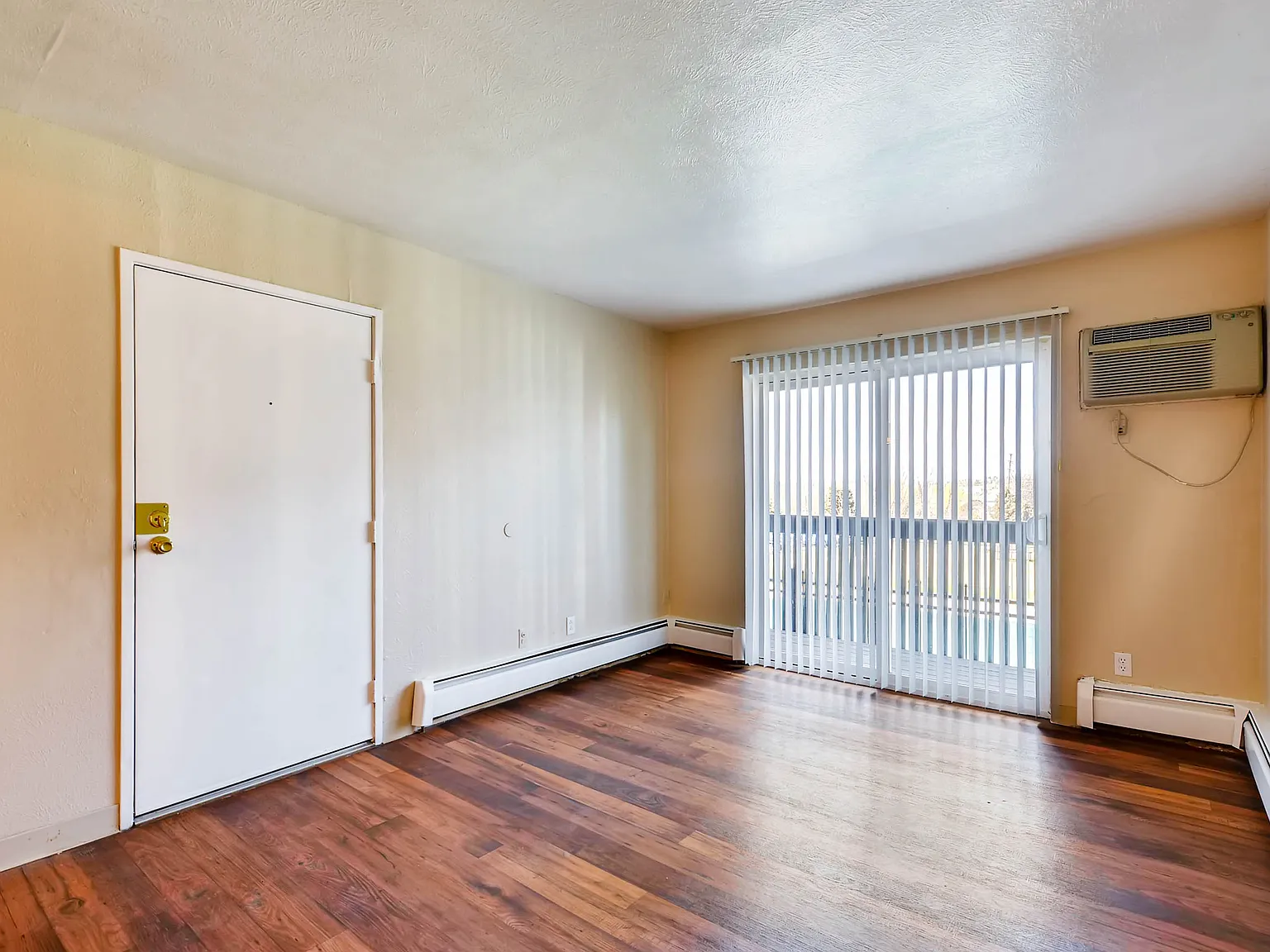 Studio, 400 sqft, $945 — Photo 3