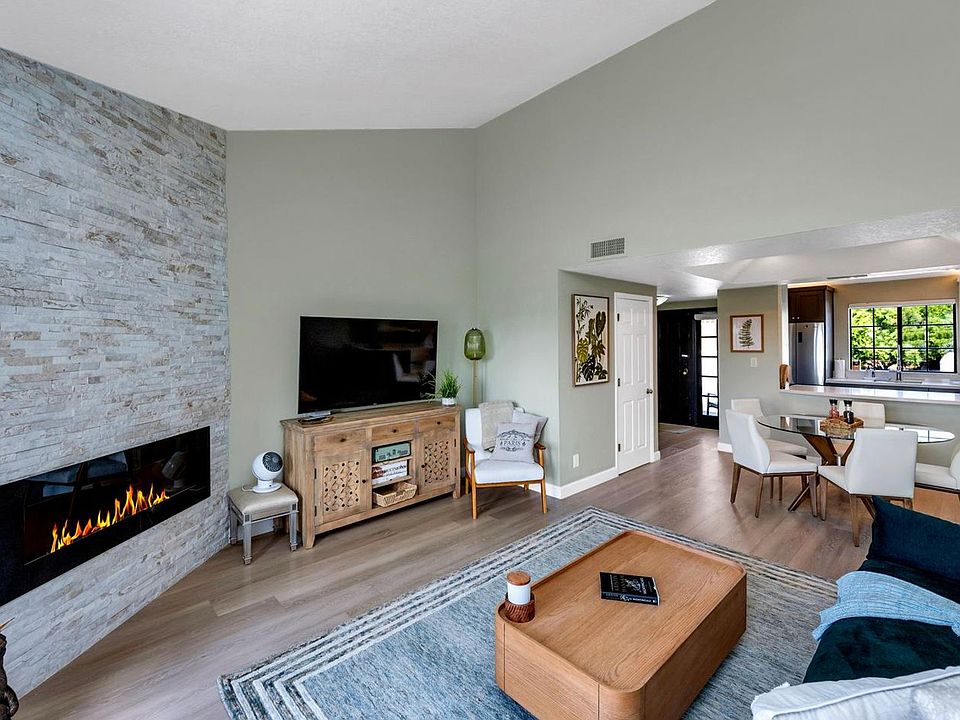 1st image of 2939 E Rose Ln