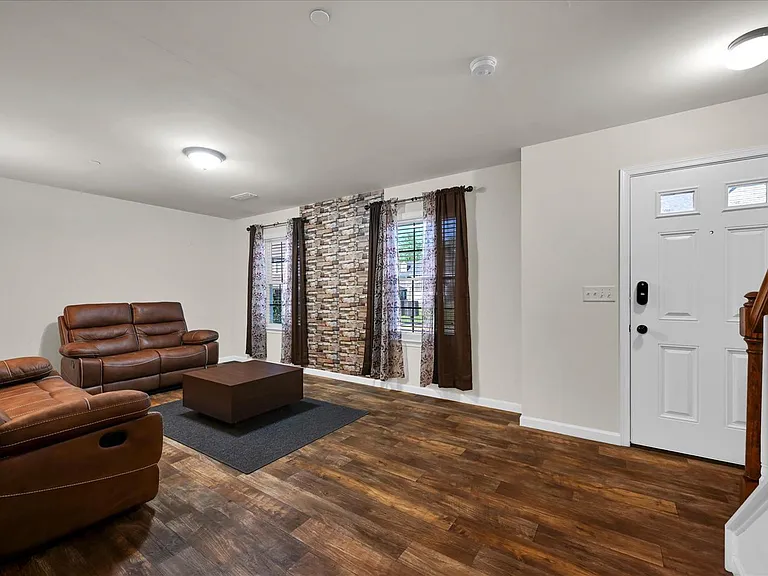721 Farmwood Ln — Photo 5
