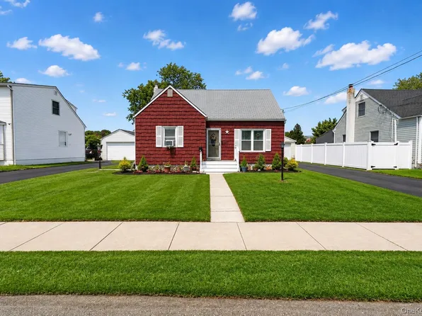 17 Heathcote Road, Lindenhurst, NY 11757