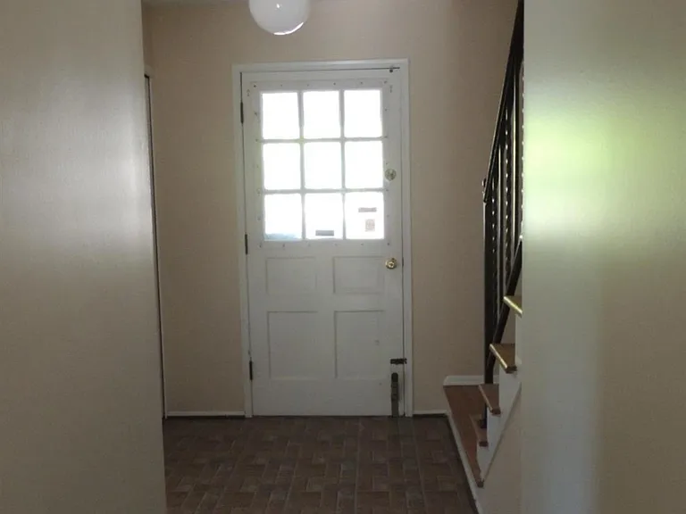 2098 Yorktown Dr — Photo 2
