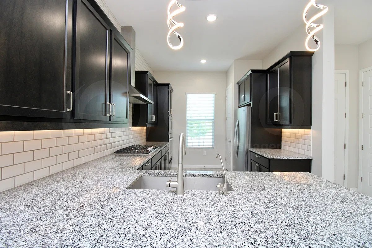 3 bed, 2.5 bath, 1832 sqft, $3,599 — Photo 3