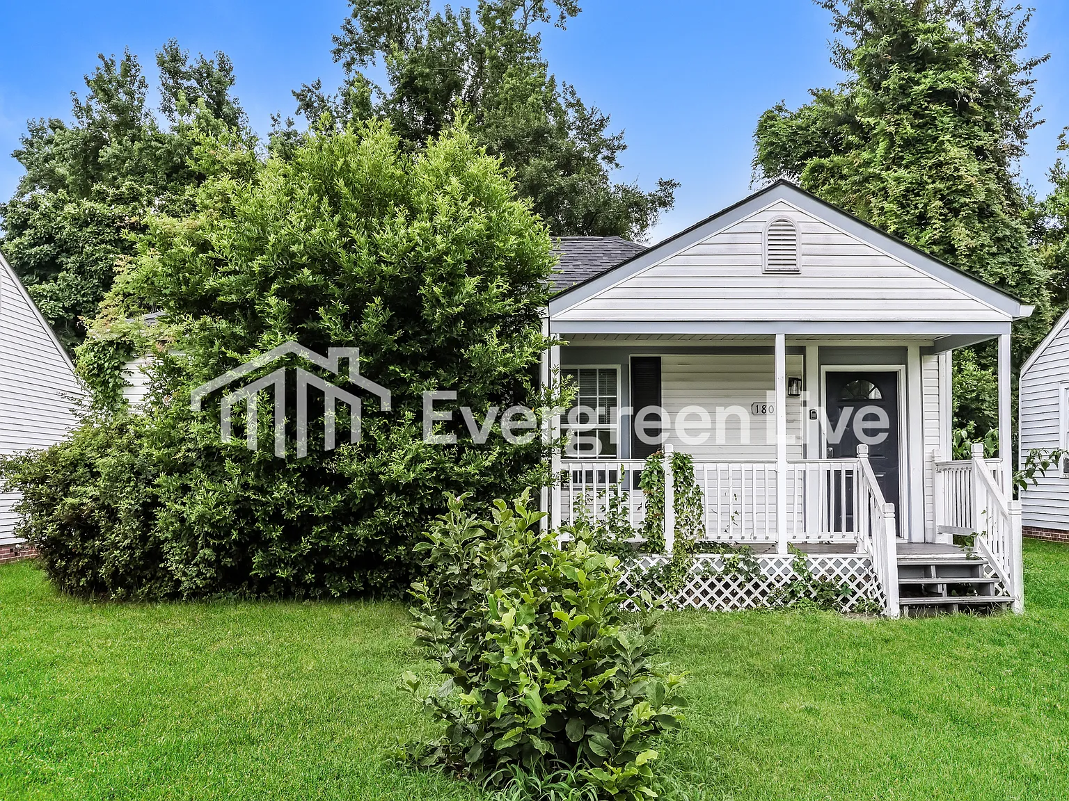3 bed, 1.0 bath, 804 sqft, $945 — Photo 1