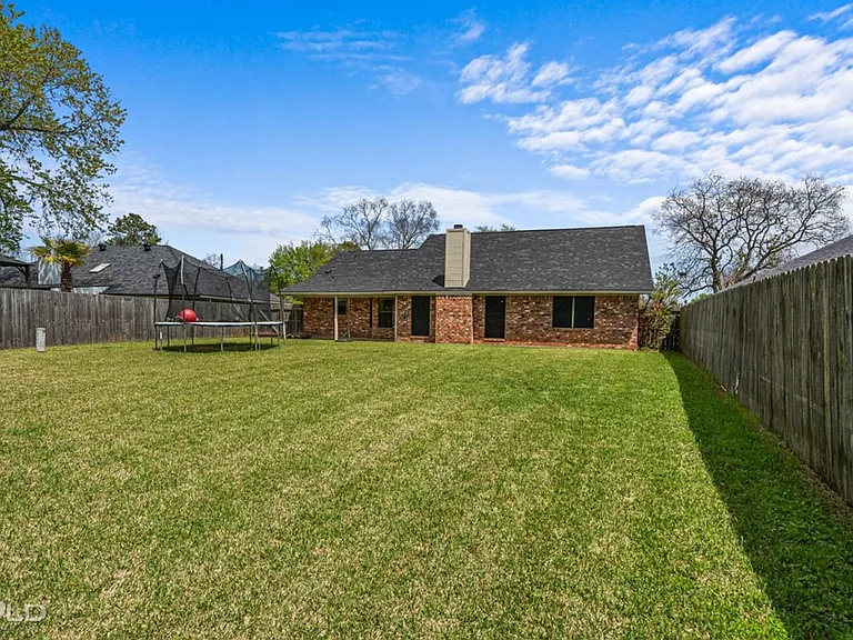 501 Southwood Dr — Photo 2