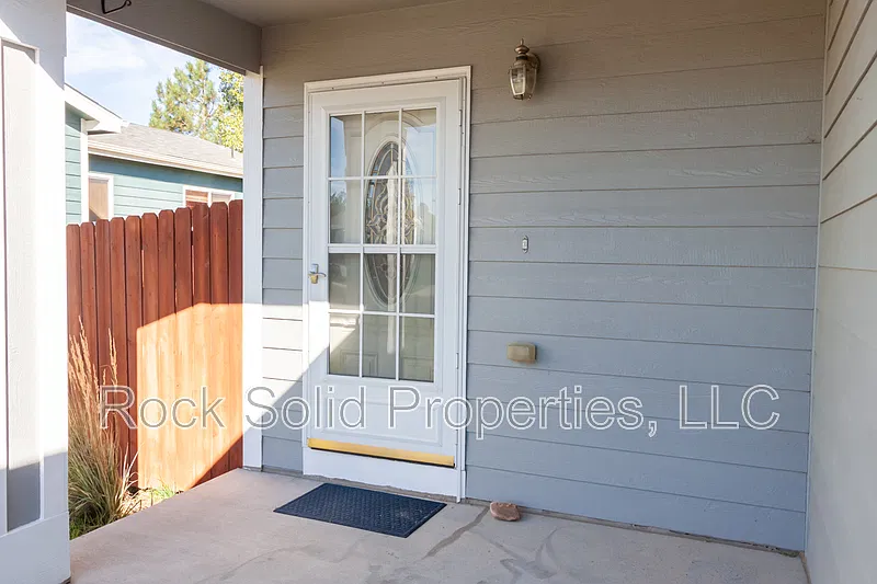 4 bed, 3.0 bath, 2216 sqft, $2,195 — Photo 2
