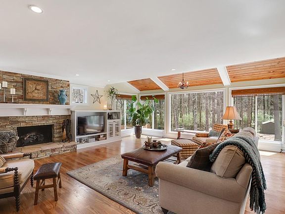 3rd image of 4281 Revere Cir