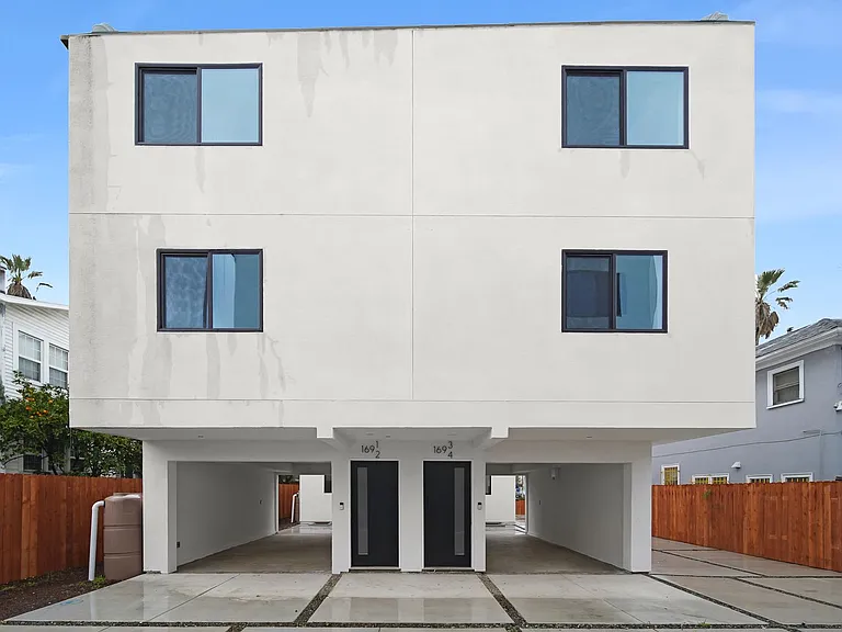 Luxury 2 and 3 Bed Townhomes with Covered Parking! — Photo 15