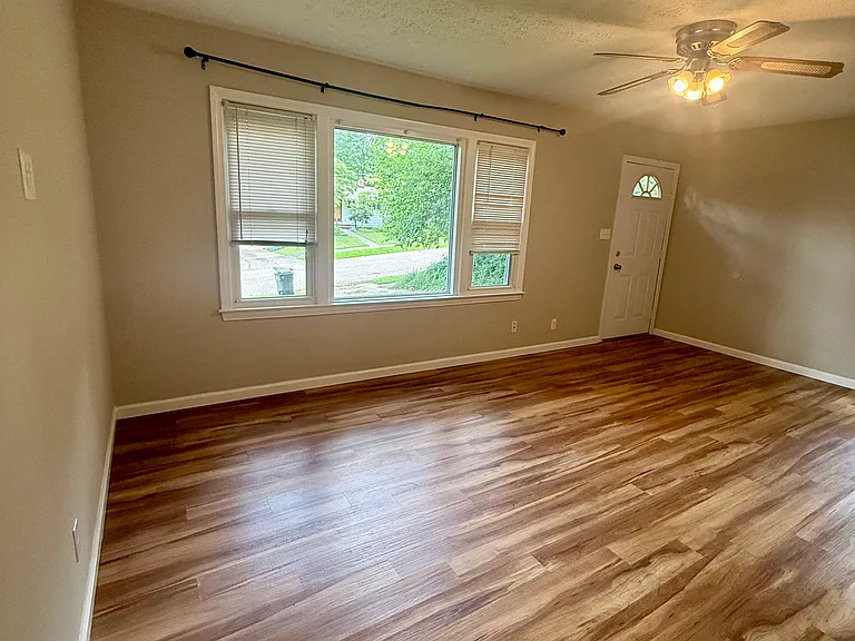 129 The Brooklands Ave — Photo 13