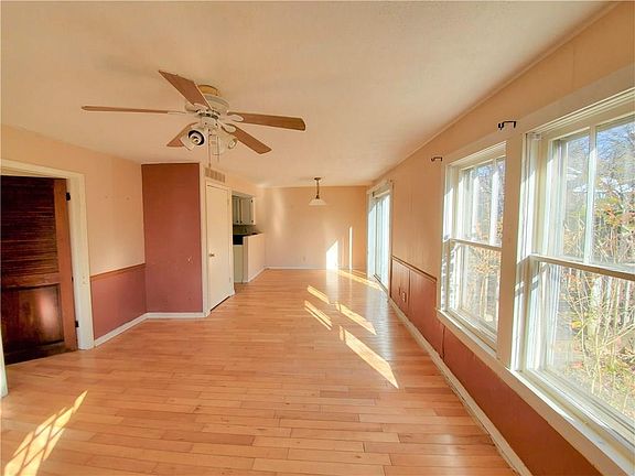 5th image of 210 W Gould St