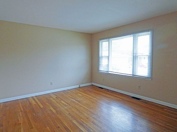 5th image of 1723 Foxborough Cir