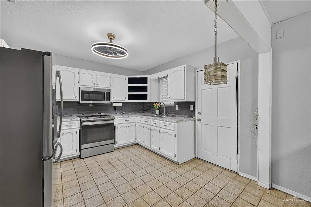 2 bed, 2.0 bath, 896 sqft, $1,150 — Photo 4