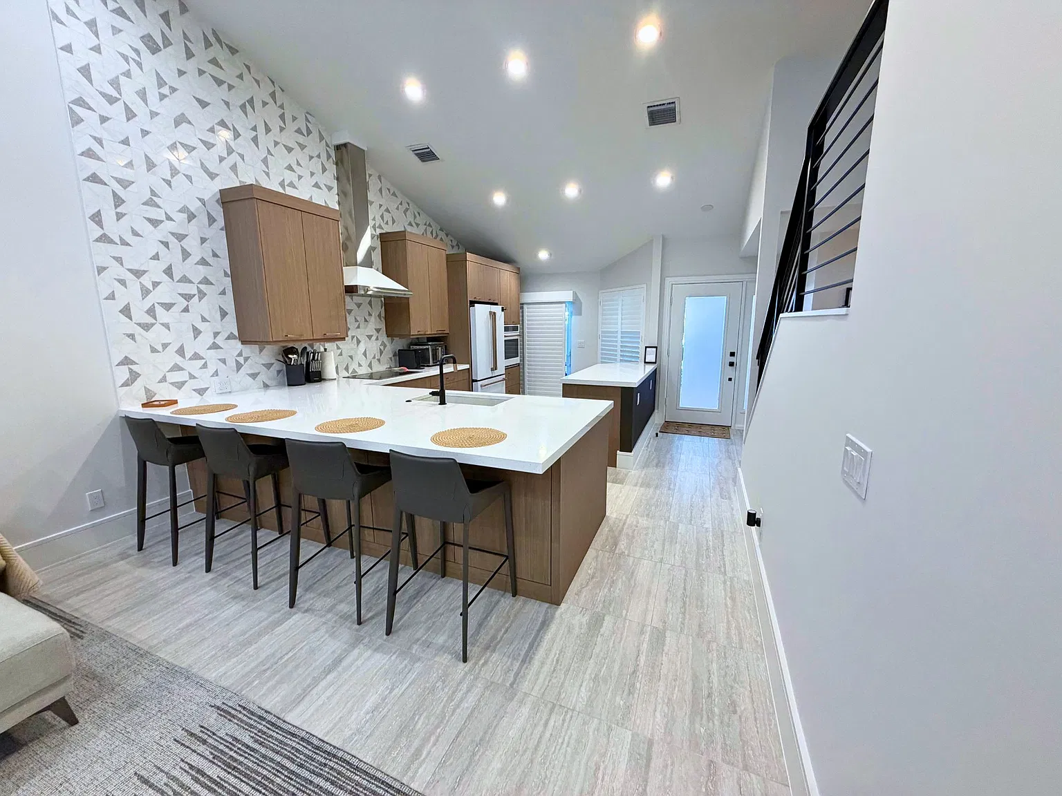3 bed, 2.5 bath, 1800 sqft, $7,000 — Photo 3