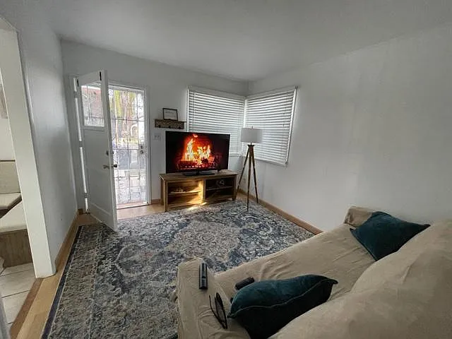 1 bed, 420 sqft, $2,100 — Photo 2