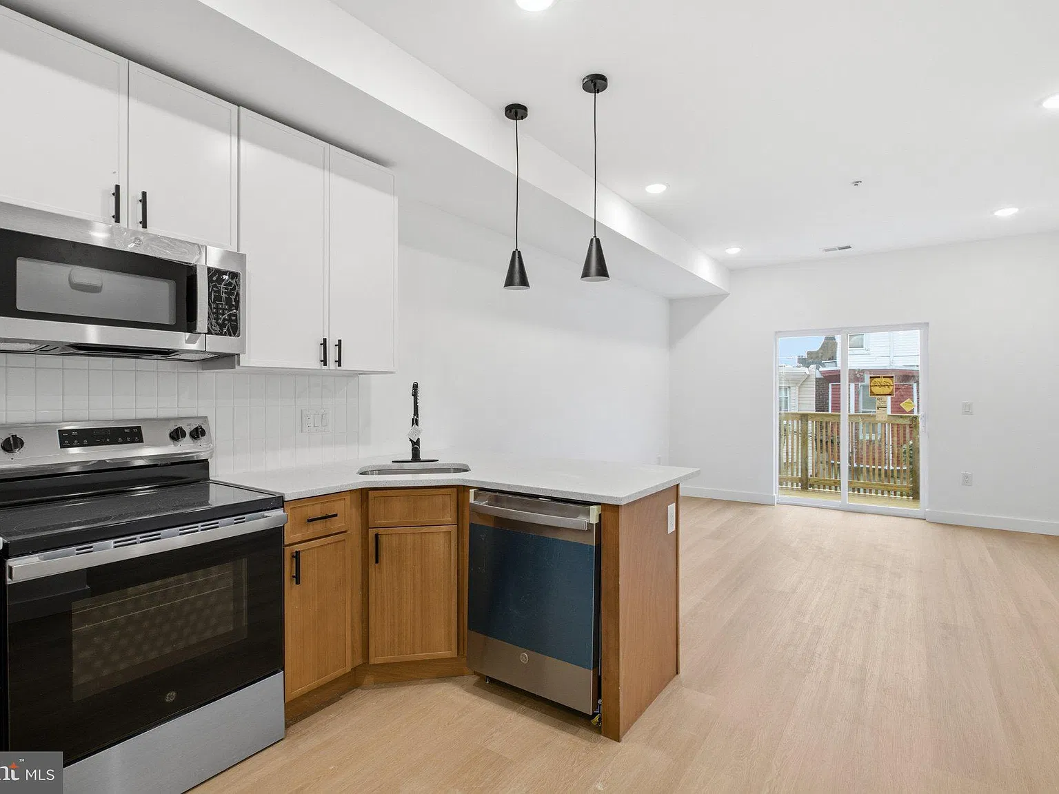 3 bed, 2.5 bath, $1,850 — Photo 2