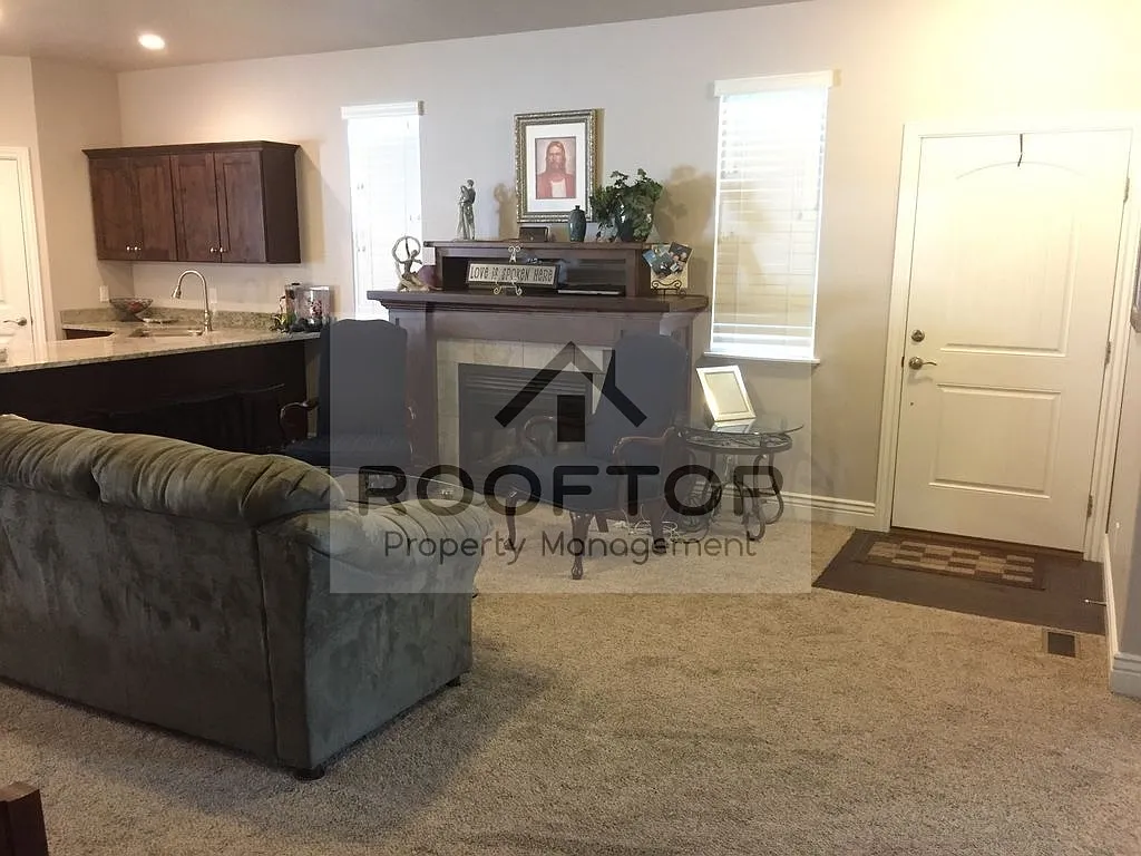 Unit Photo - 676 S 150 E