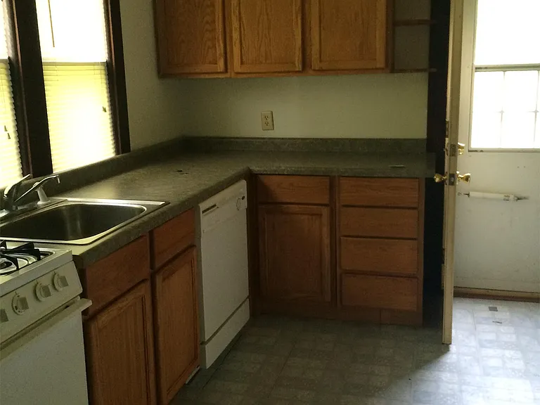 208 Lindale Ave — Photo 4
