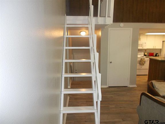 3rd image of 220 E Holly Hill Cir
