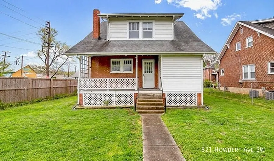 Charming 3 Bedroom,1.5 Bath Home in Wasena! — Photo 4