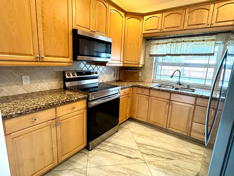 531 SW 167th Ter — Photo 9