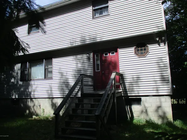 331 Country Place Dr, Tobyhanna, PA 18466