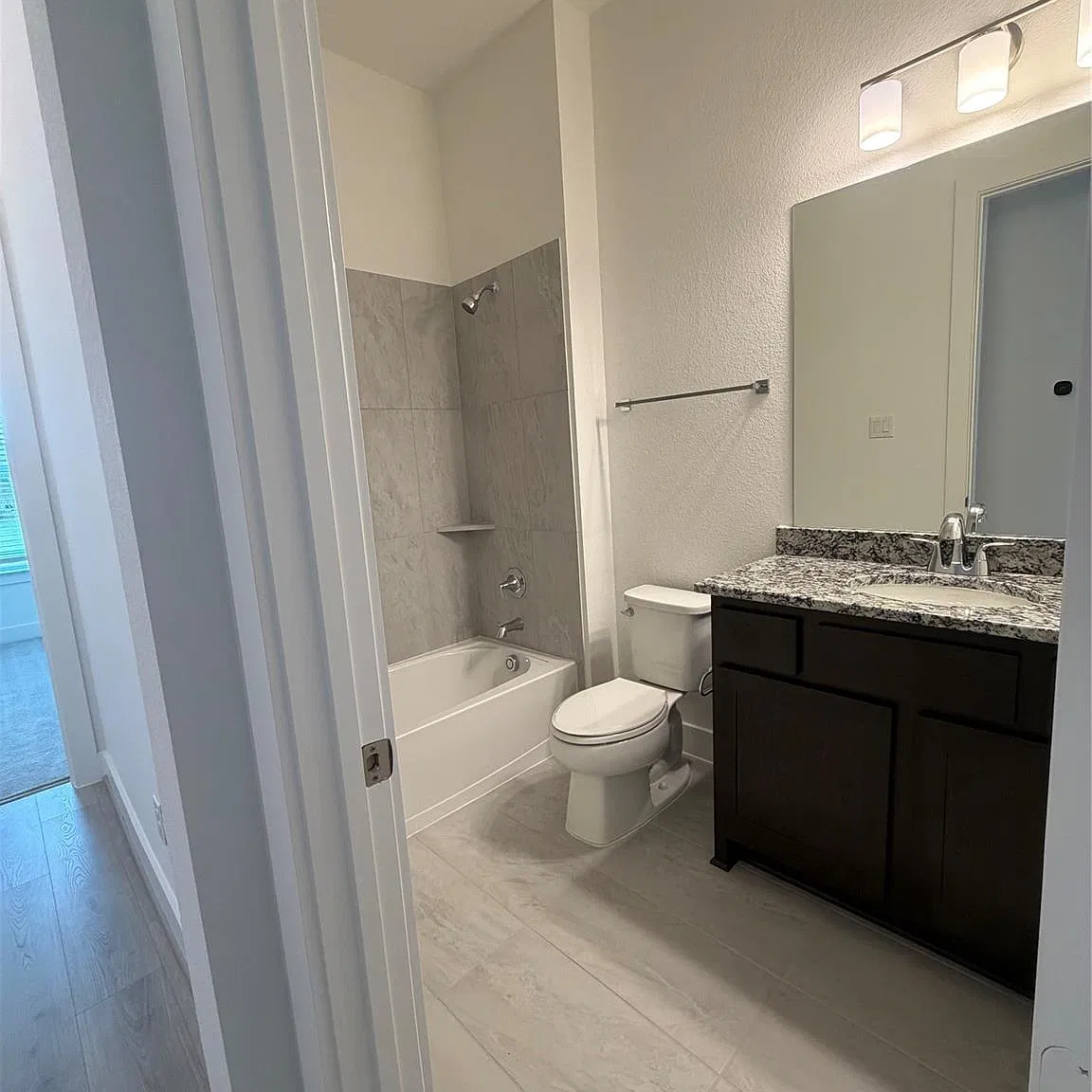 4 bed, 3.0 bath, 2400 sqft, $2,900 — Photo 4