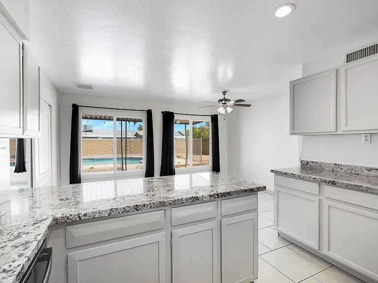 2056 W Des Moines Cir — Photo 14
