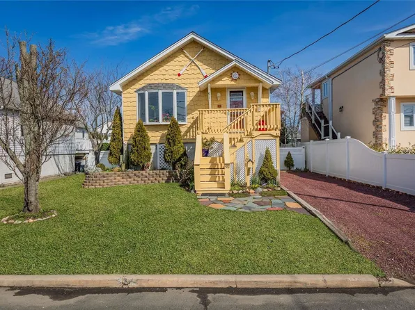 92 Shore Road, Lindenhurst, NY 11757