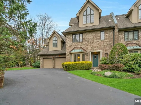 142 Ashley Pl, Park Ridge, NJ 07656