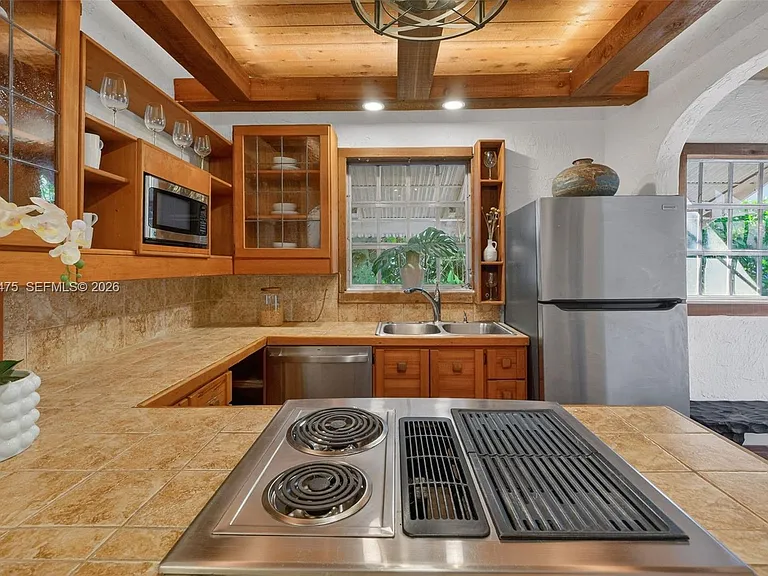 1305 Alhambra Cir — Photo 30