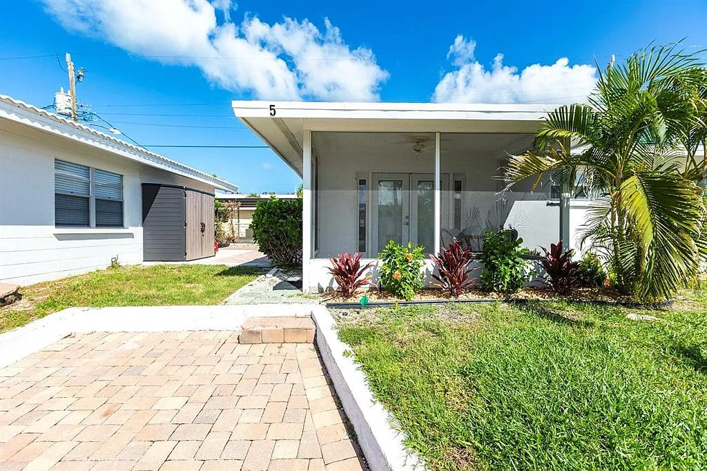 1 bed, 1.0 bath, 612 sqft, $7,470 — Photo 2