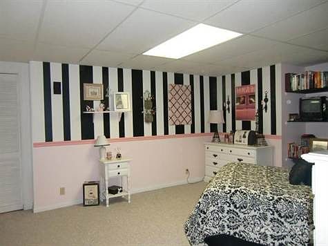 Lower level bedroom- perfect for teem or mother in law. Also a full bath