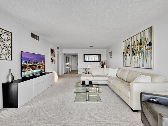 4th image of 3800 Oaks Clubhouse Drive #511
