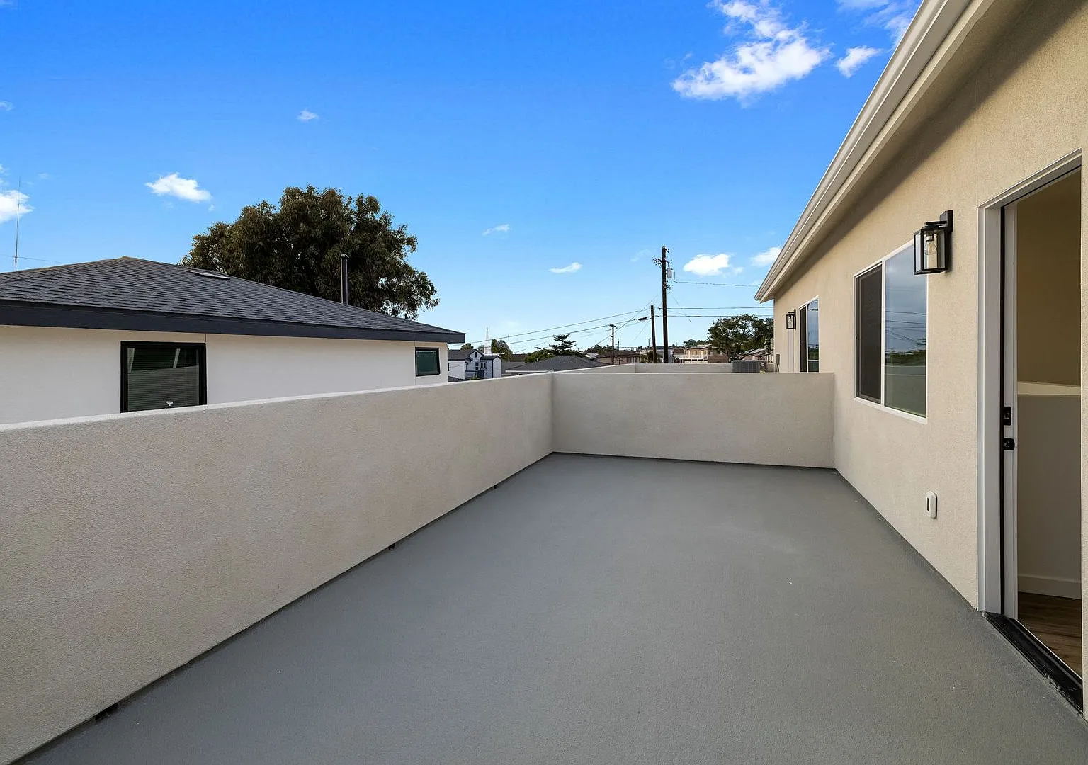 Spacious Remodeled 3BD/2BA with Massive Rooftop Deck, In-Unit W/D + Parking |Two Weeks of Free Re... — Photo 3