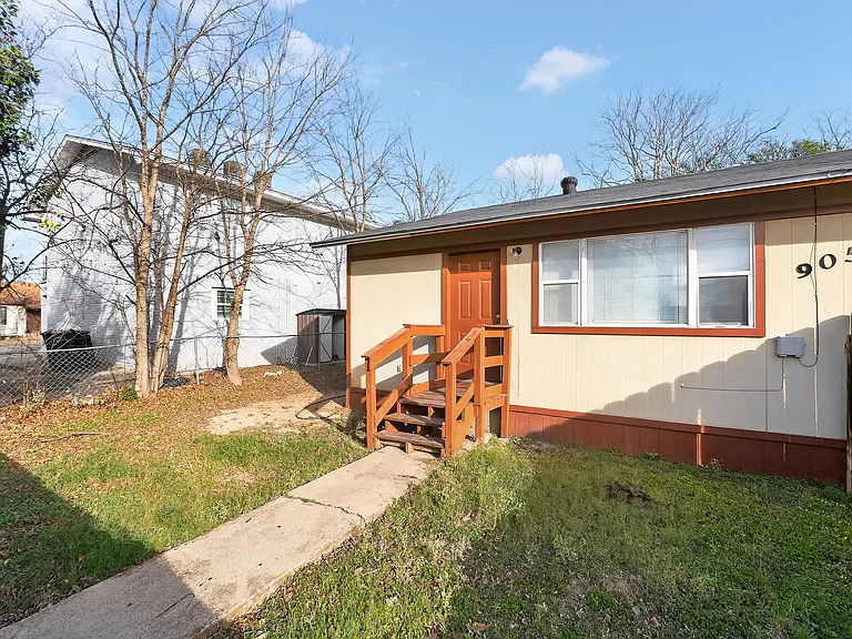 905 Parmer Ave #A — Photo 1