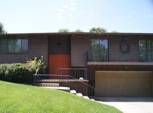 898 S Azalea Blvd, Barberton, OH 44203