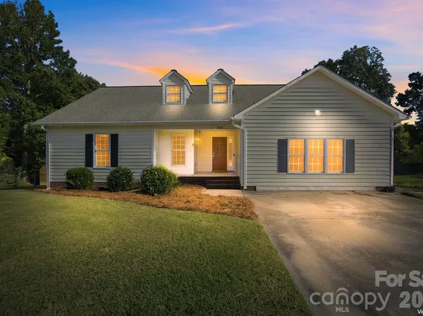 1829 Kenmore Dr, Statesville, NC 28625