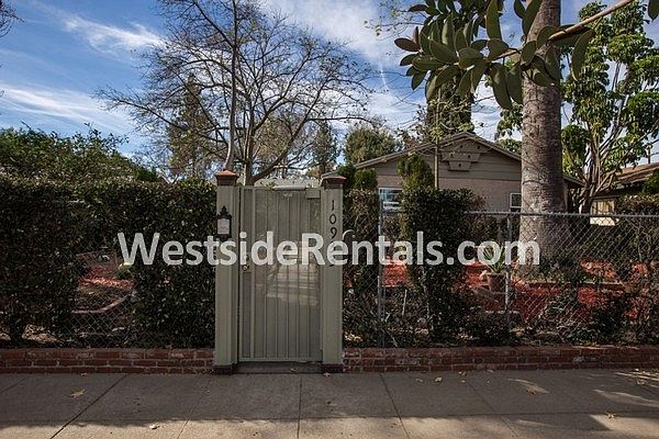 1st image of 10933 Woodley Ave