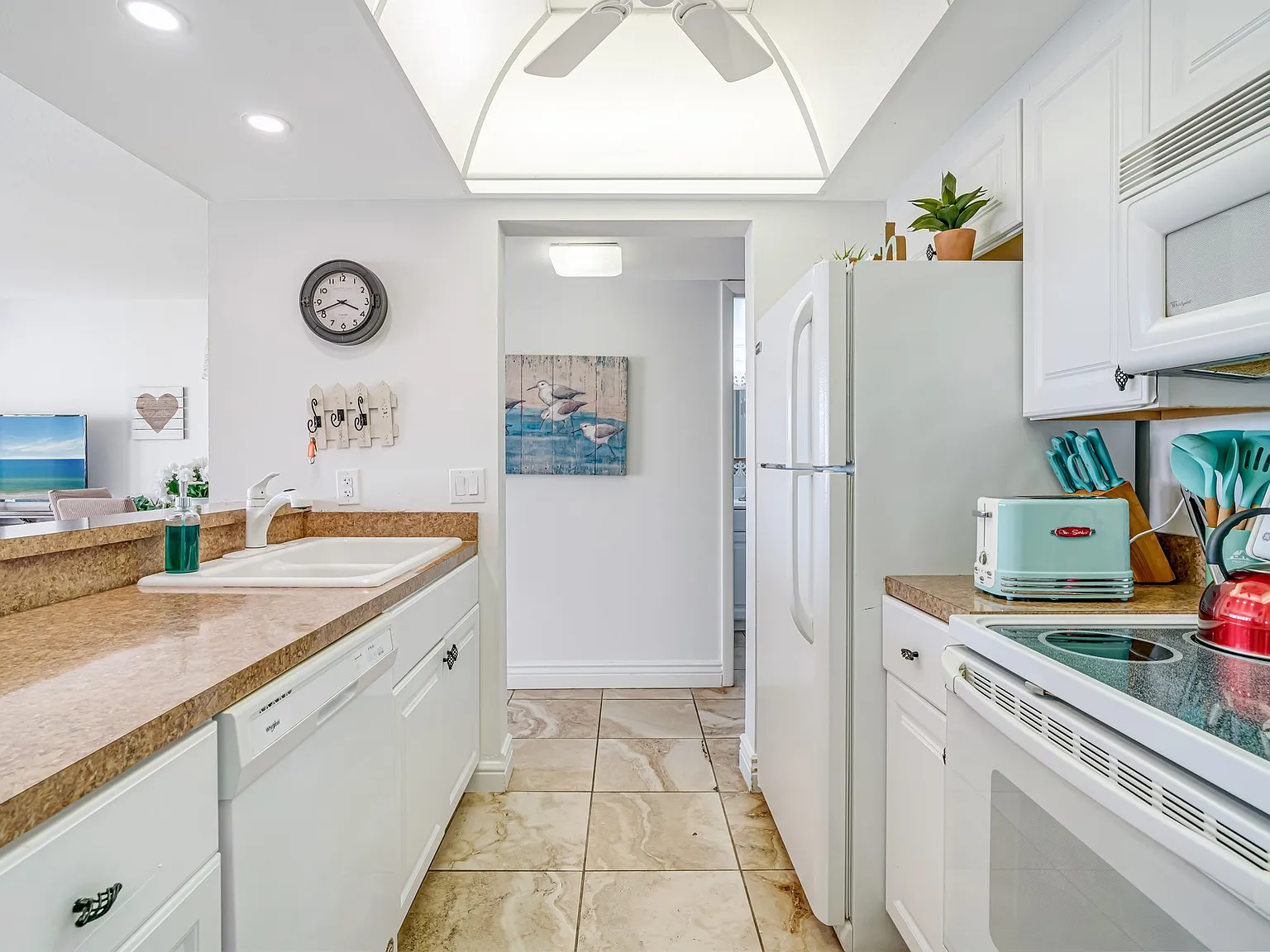 2 bed, 1.5 bath, 1010 sqft, $9,000 — Photo 2