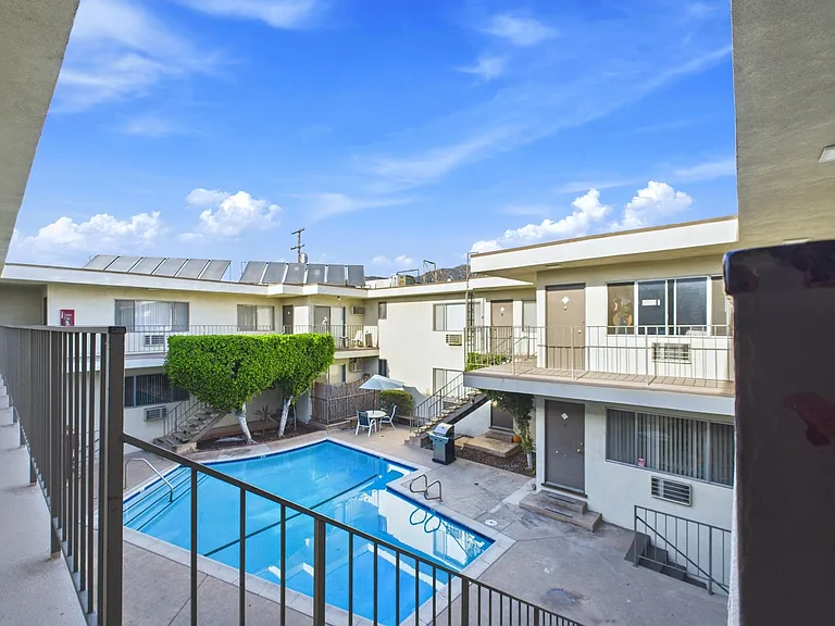 Oasis Apartments — Photo 3