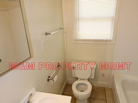 2721 CLOVER LN A - Bath room