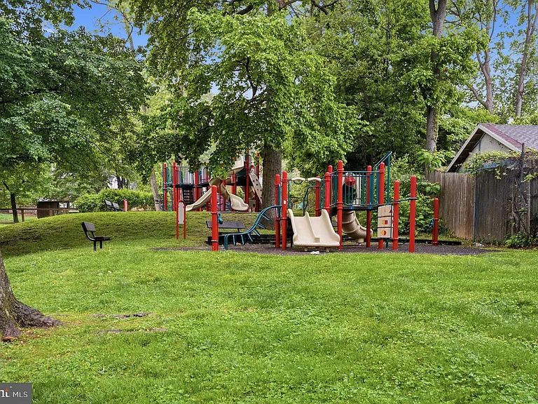 1227 Clagett Dr — Photo 45