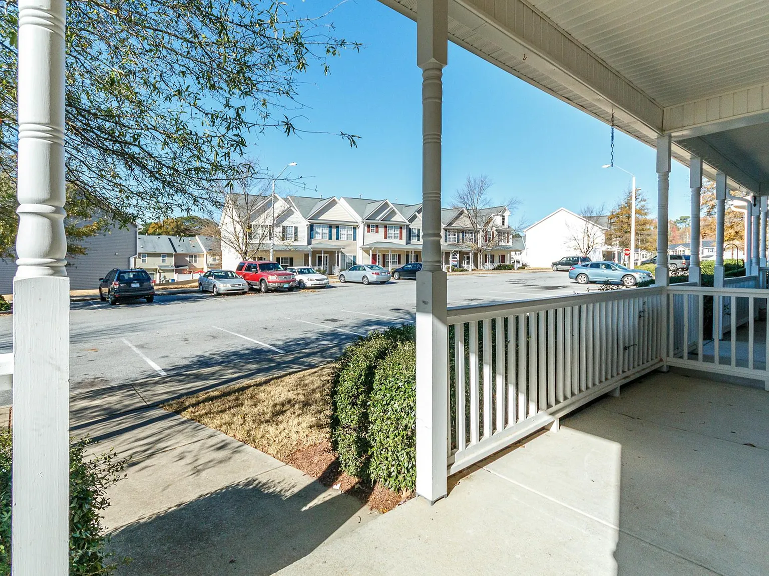 3 bed, 2.5 bath, 1352 sqft, $1,700 — Photo 3