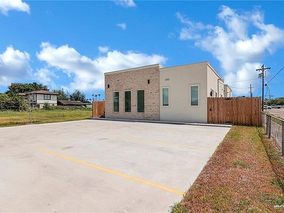 2nd image of 1102 E McIntyre St #2
