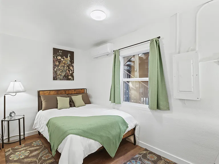 1104 SW Gaines St #D — Photo 1