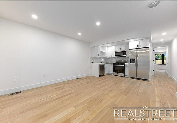 3rd image of 1130 Jefferson Ave APT 1
