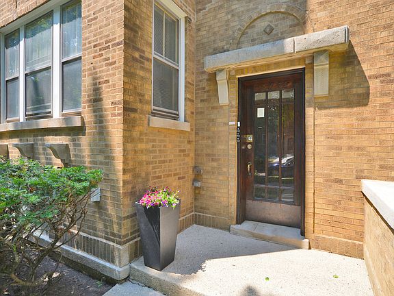 2nd image of 5652 N Rockwell St