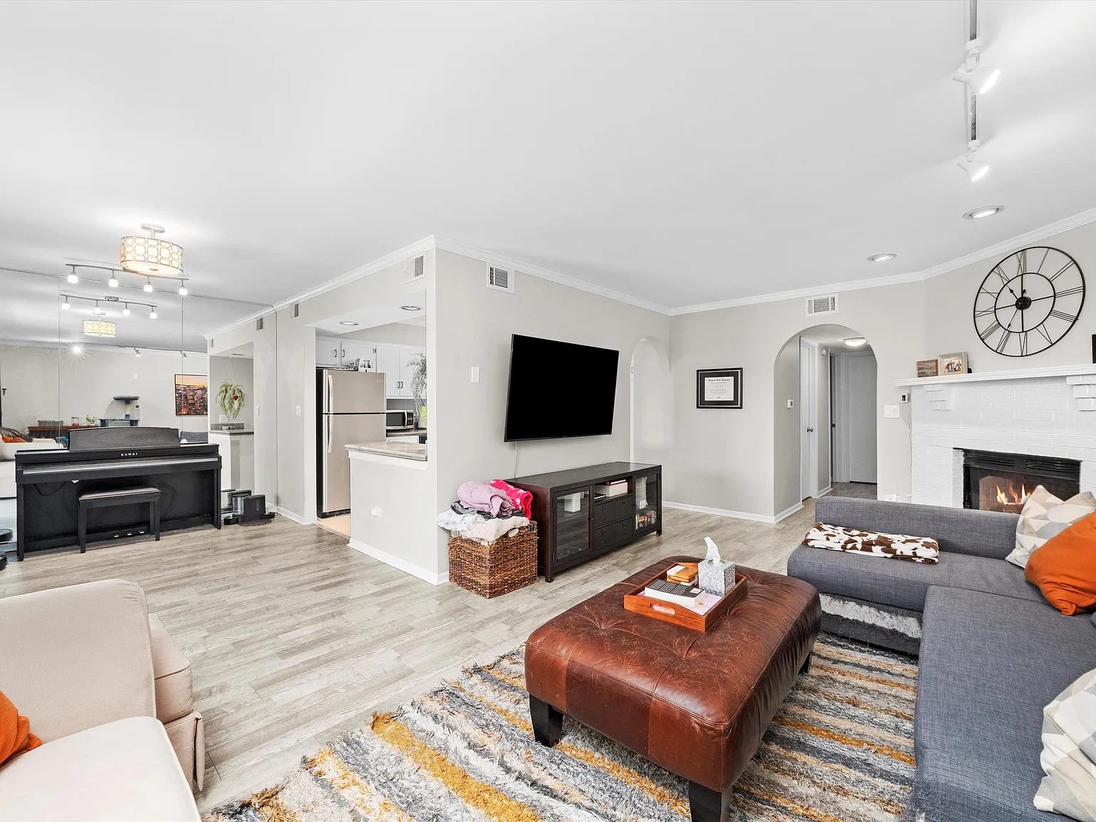 2 bed, 1200 sqft, $2,300 — Photo 4