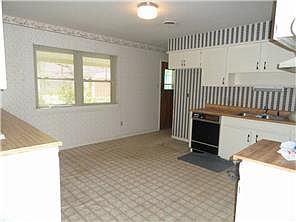 3rd image of 3981 Laurel Dr